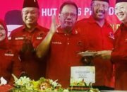 HUT PDIP, Mingrum Gumay Gunakan Salam Pancasila Saat Diberi Potongan Tumpeng