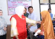 Ketua PMI Provinsi Lampung Serahkan Bantuan Sosial di Kampung Negeri Baru Kabupaten Way Kanan