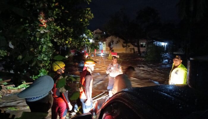 Tim SAR Gabungan Evakuasi Korban Banjir di Bandar Lampung dan Lampung Selatan