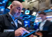 Saham Anjlok, Strategi Jitu: Tambah Investasi dan Raih Keuntungan di 2025