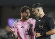 Messi Cetak Assist, Cekik Pelatih Lawan, dan Dihukum!